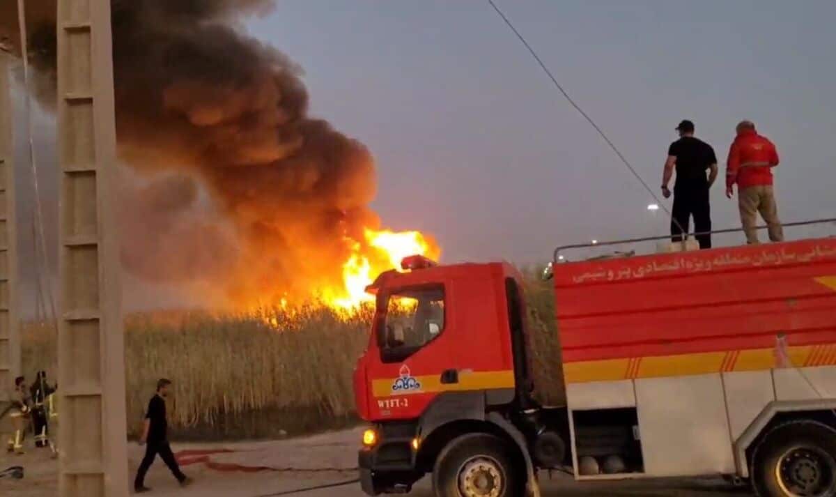 انبار لوله در گناباد دچار آتشسوزی گسترده شد