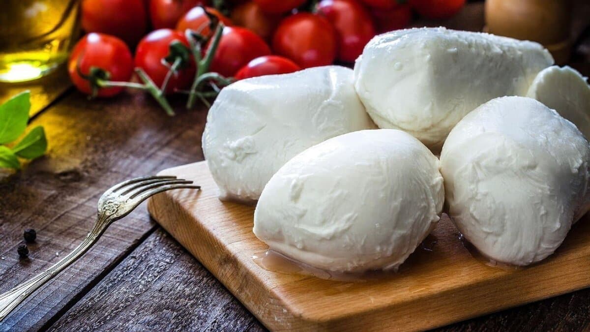 ۱۰ ماده غذایی که بیشتر از شیر کلسیم دارند