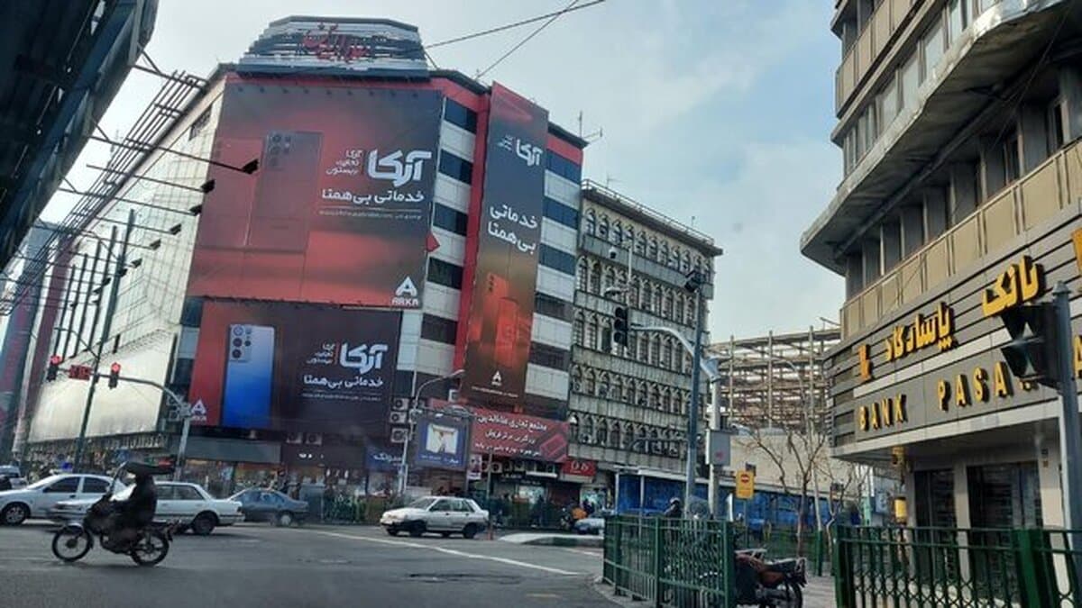 تجمع جمعی از کسبه در اعتراض به بی‌ثباتی قیمت ارز