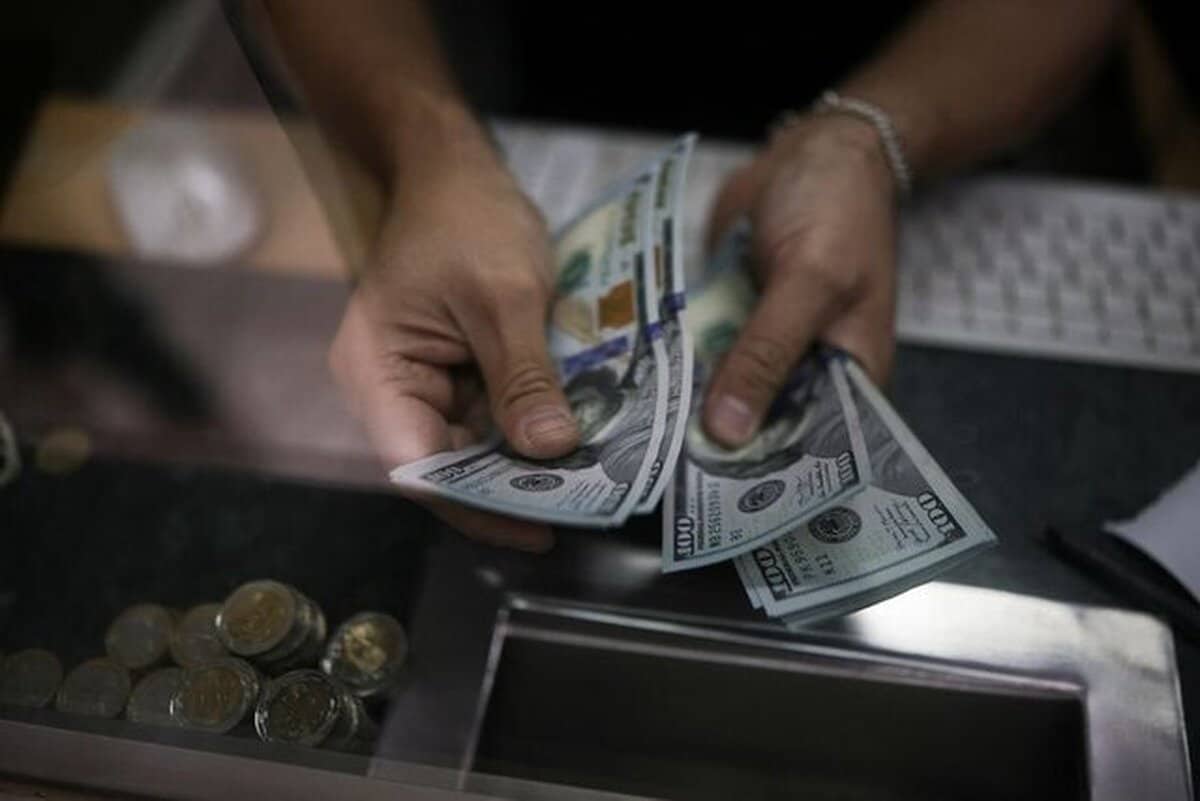 ادامه افزایش قیمت دلار در بازار و مرکز مبادله