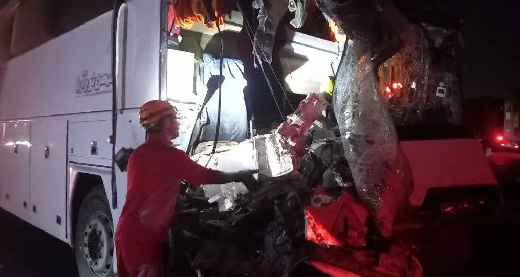 حادثه برخورد اتوبوس با کامیون بنز در کیلومتر ۵ جاده بیرجند/ اعزام ۲ تیم واکنش سریع به محل حادثه