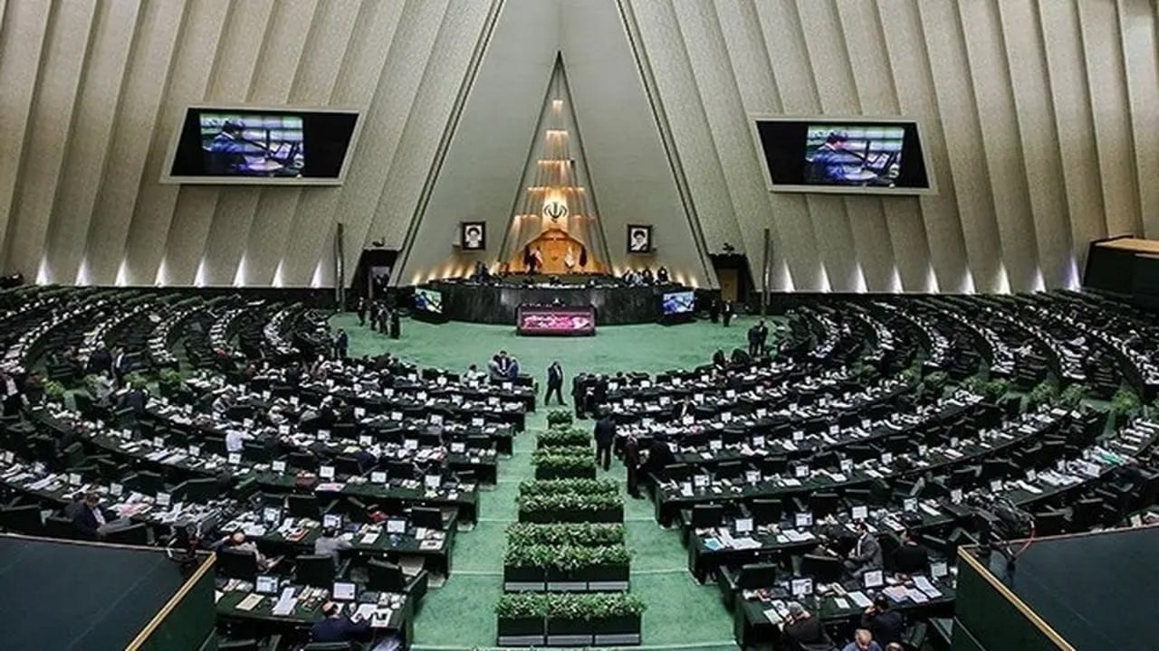 حضور وزیر اقتصاد در مجلس برای پاسخگویی به سوالات نمایندگان مجلس