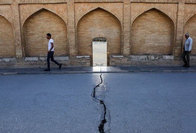 تَرَک‌های ناشی از فرونشست سالانه ۱۵ تا ۱۸ سانتی‌متری روی ستون‌های سی‌وسه پل؛ آغاز مهاجرت از اصفهان به‌دلیل مشکلات محیط زیستی/ برخی مدارس تخلیه شدند