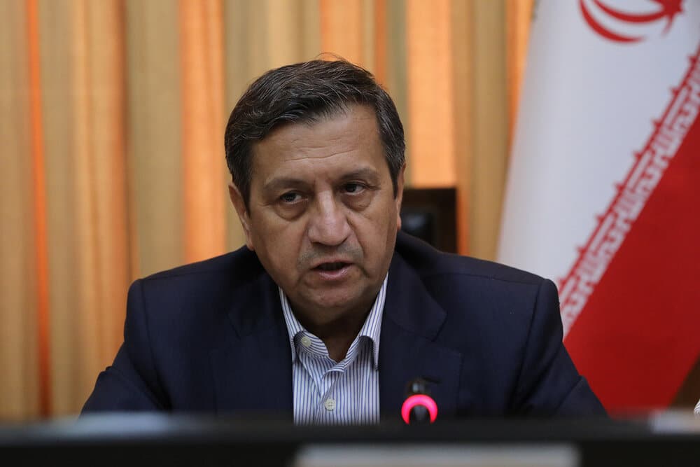 همتی: بانک‌ها همزمان با کنترل نقدینگی بر تأمین مالی تولید متمرکز شوند