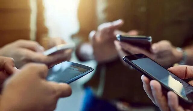 خطوط موبایل و تلفن برقرار است