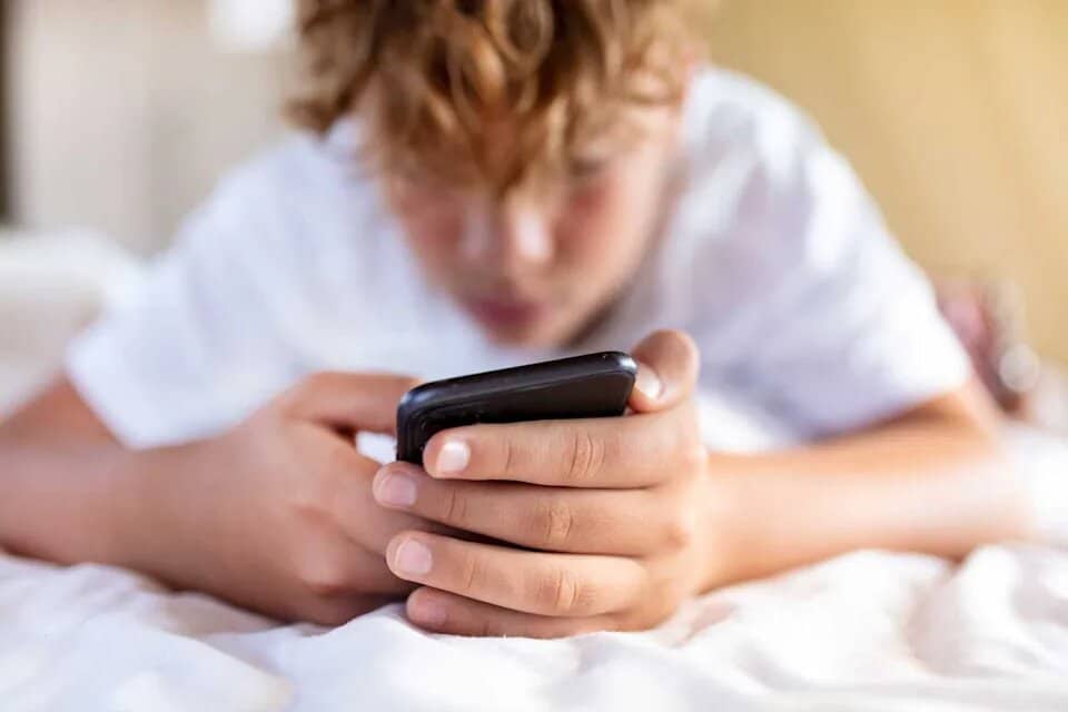 جنجال یک محدودیت بزرگ در بریتانیا؛ اجماع بی‌سابقه پزشکان علیه نوجوانان/ ماجرا چیست؟