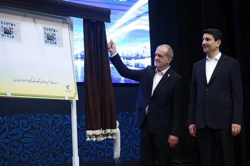 رونمایی از ربات پستچی با حضور رئیس‌جمهور