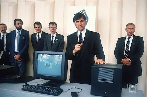 قرارداد مخفی CIA با استیو جابز / سازمان اطلاعات آمریکا به نجات «نکست» کمک کرد