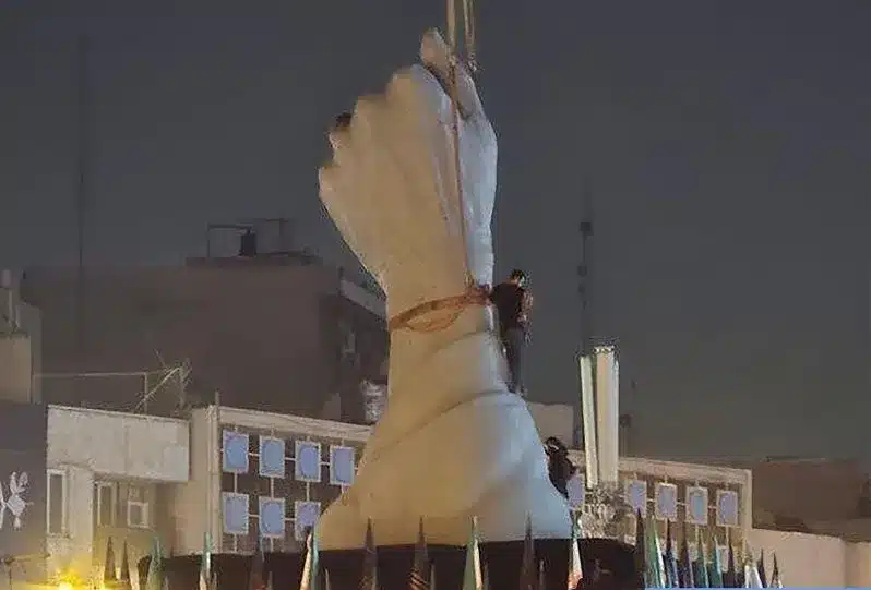 المان مشت گره کرده در میدان انقلاب