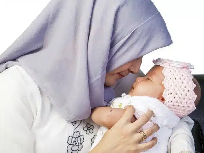 نوزاد در آغوش مادر
