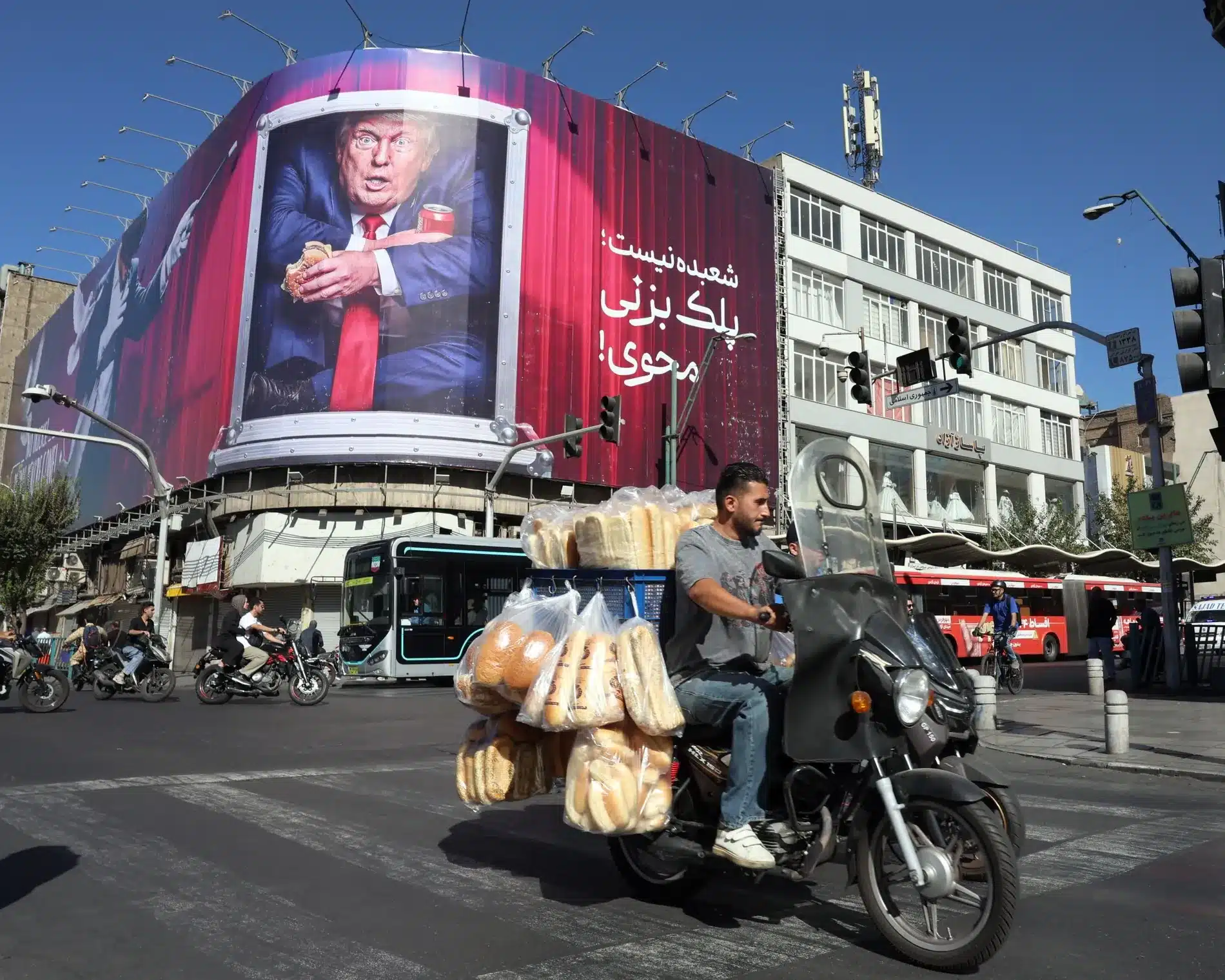 تصویر ترامپ در خیابان تهران