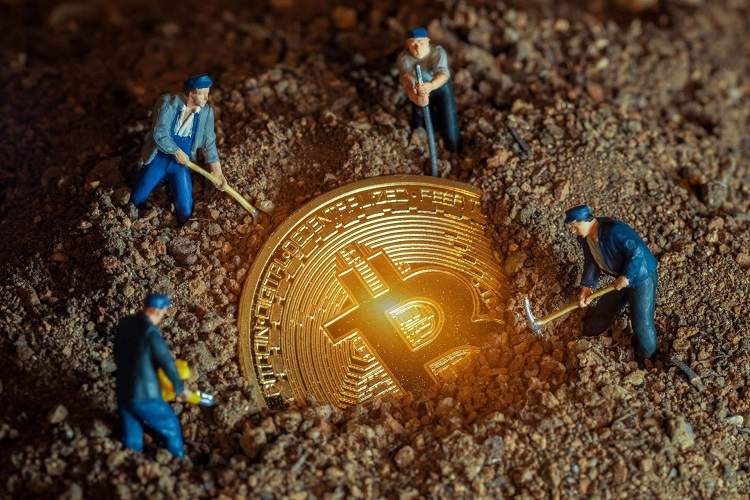 چرا ماینرهای بیت‌کوین در حال فروش دارایی‌های خود هستند؟