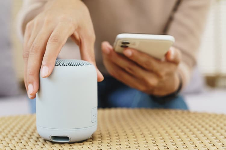 برد بلوتوث واقعاً چقدر است؟ پاسخ به یک سؤال مهم درباره هدفون و گوشی