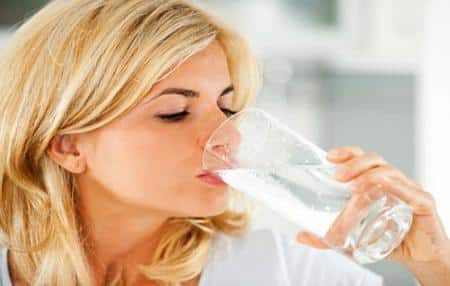 چند لیتر آب در روز باید بخوریم؟+ اینفوگرافیک
