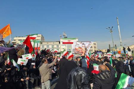 حضور مردم تهران با پرچم ایران در محکومیت اقدامات تروریستهای مورد حمایت آمریکا