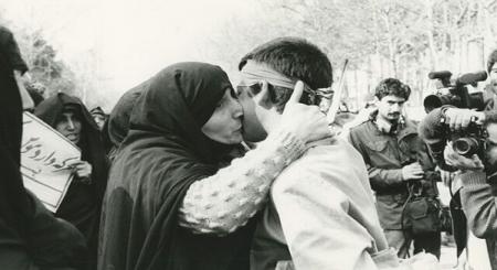 عکس‌هایی متفاوت از زندگی روزمره ایرانیان زیر سایه جنگ ایران و عراق
