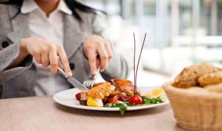 مطالعه جدید: غذا خوردن بیرون از خانه، چاقی را همه‌گیر کرد