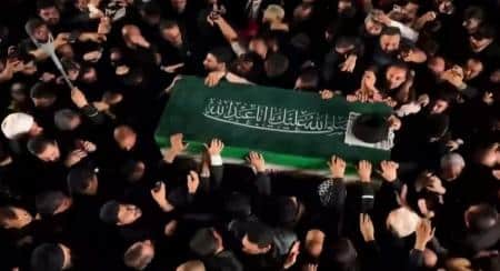 رهبر شهید انقلاب در آغوش زائران امام حسین (ع)