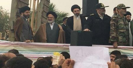 عکس کمتر دیده شده از رهبر انقلاب؛ آیت‌الله سید مجتبی خامنه‌ای در منطقه زلزله زده سر پل ذهاب