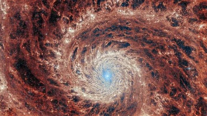 انتشار تصویر خیره‌کننده تلسکوپ جیمز وب از کهکشان گرداب با ۱۰۰ میلیارد ستاره