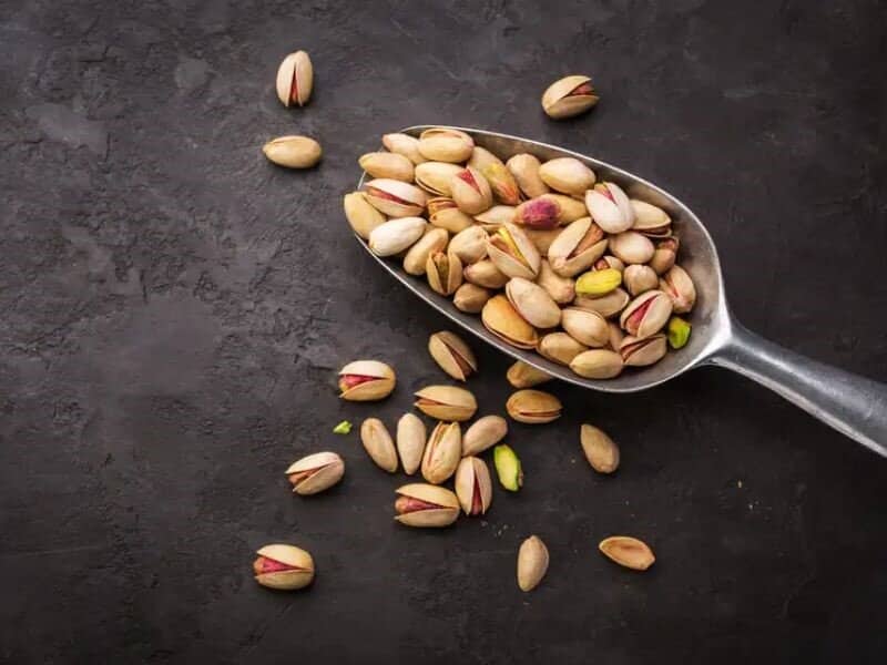 این مغز آجیلی، خواص شگفت انگیزی دارد/ ماجرای پسته‌های آب خندان و آردی بازاری چیست؟/ چگونه از شدت گرمی پسته بکاهیم؟