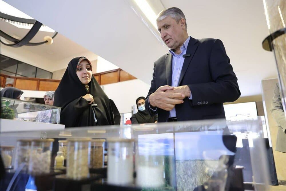 بازدید معاون امور زنان و خانواده رئیس‌جمهور از نمایشگاه دستاوردهای صنعت هسته‌ای