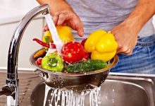 بهترین روش برای شستن میوه و سبزی؛ نمک و سرکه یا آب و شوینده؟