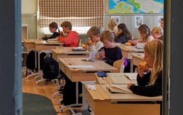 تاکید بر مشق و روخوانیِ کتاب در مدارس سوئد