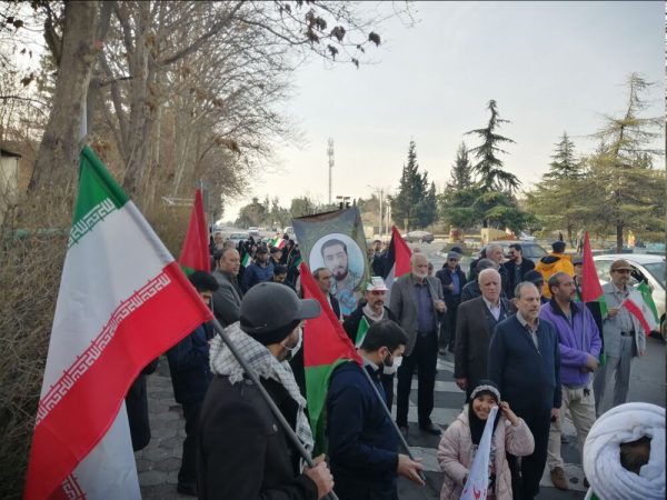 حرکت مردم اکباتان در راهپیمایی ۲۲ بهمن از مسیر محل شهادت شهید آرمان علی‌وردی