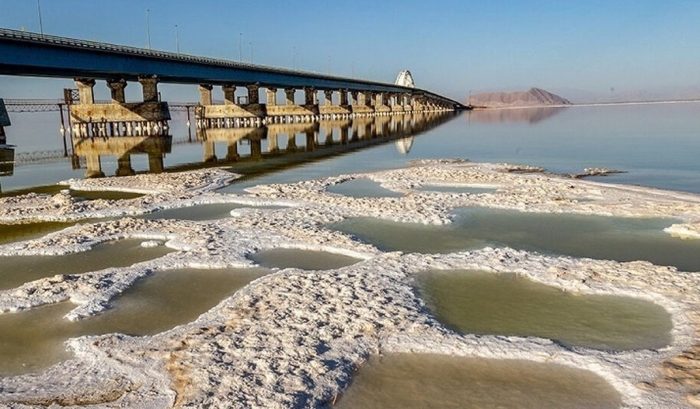 در دهه هفتاد همایش «چگونه از شر دریاچه ارومیه خلاص شویم» در دانشگاه تبریز برگزار شد / ما به دست خودمان این بلا را سر دریاچه آوردیم / در اوایل دهه هفتاد کمتر از ۷ هزار حلقه چاه در آنجا بود، اما الان ۷۸ هزار چاه احداث شده