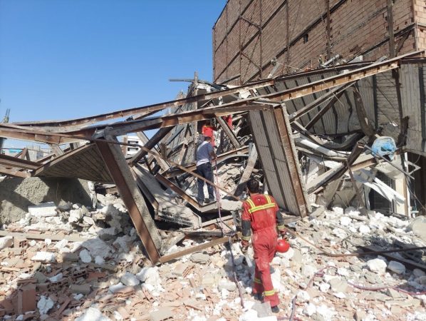 ریزش چند ساختمان غیرمجاز در حین تخریب در جنوب تهران / نیرو‌های پلیس و شهرداری زیر آوار / جسد ۲ پلیس و ۱ نفر دیگر از زیرآوار خارج شد