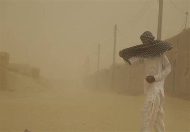 طوفان گردوخاک سیستان ۱۳۱۱ بیمار و مصدوم را راهی بیمارستان کرد