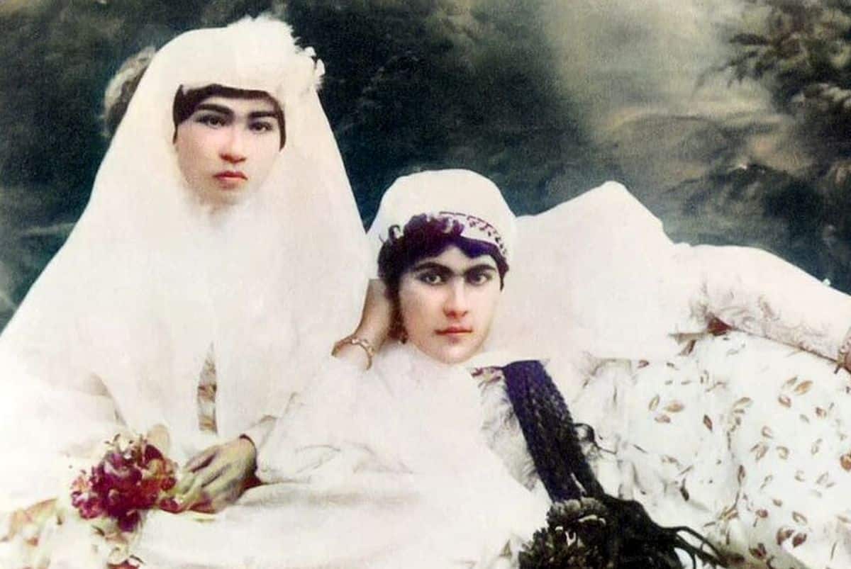 عکس/دو دختر نوجوان عهد قاجار و «سگشان»