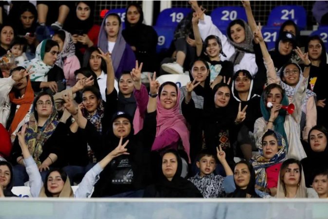 عکس‌| شادی زنان از حضور در ورزشگاه؛ سنگ تمام سیرجانی‌ها برای گل‌گهر