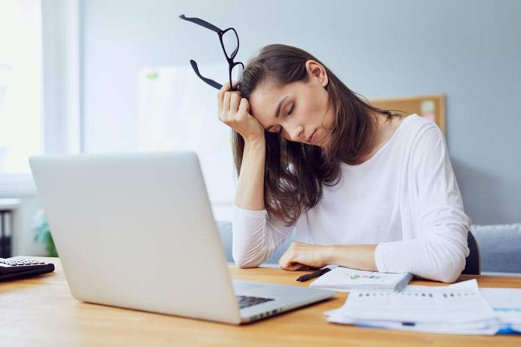 چرا همیشه احساس خستگی می‌کنیم؟