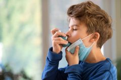 چه چیزی باعث تشدید بیماری آسم می‌شود؟