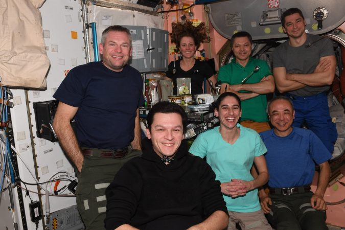 یاسمین مقبلی قرمه‌سبزی را به فضا برد