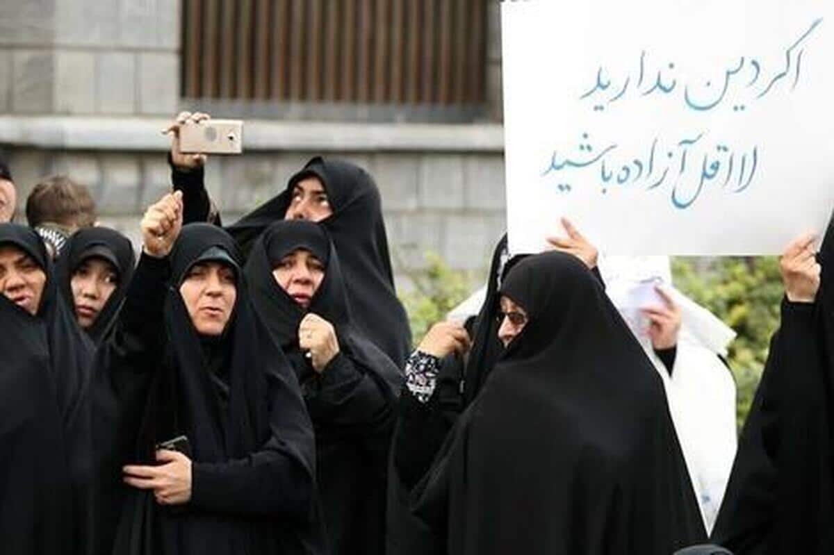 یک متحصن حجاب مقابل مجلس: فقط ۲۰ نفر بودیم