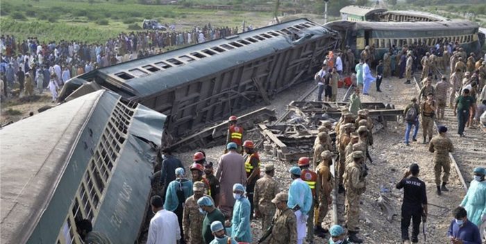 ۳۰ کشته و ۱۰۰ مجروح در پی حادثه خروج قطار از ریل در پاکستان
